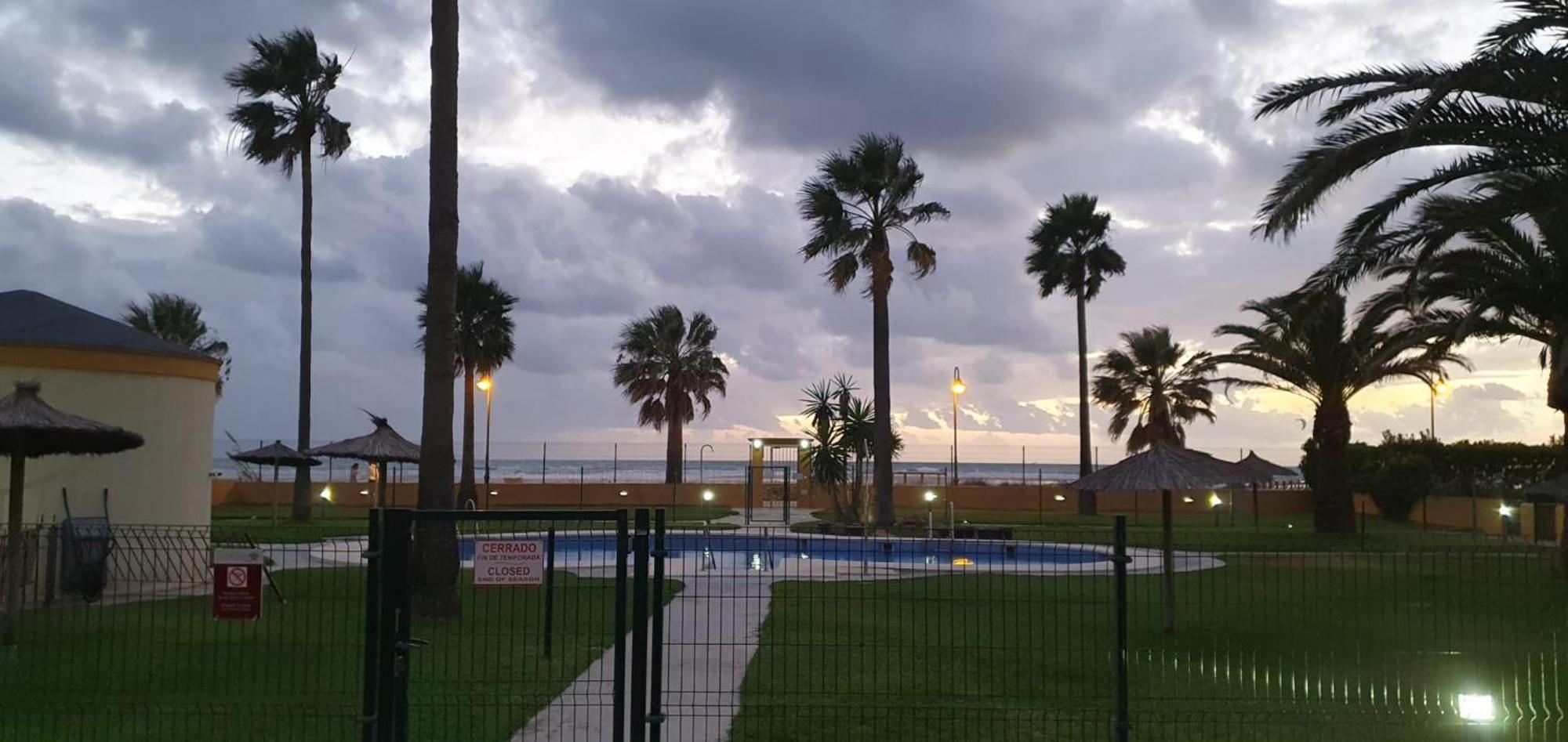 La Tortuga I, encantador apartamento con garaje en primera línea de playa Tarifa Exterior foto